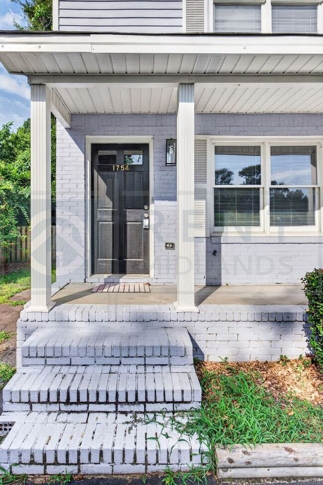 Building Photo - Easy Access to I-77 & Knox Abbott in Cayce!