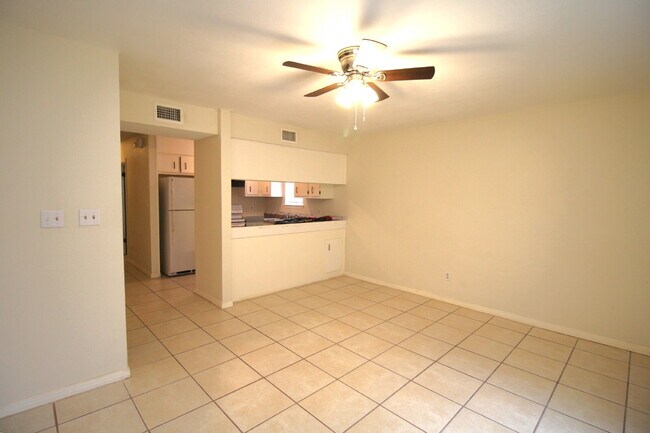 Foto del edificio - West Pensacola 2BR Townhome with Fenced Backyard, Upstairs Balcony, Modern Kitchen- Near Shopping...