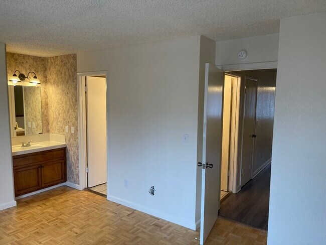 Building Photo - Modesto Absolutely Gorgeous 3 Bedroom Cond...