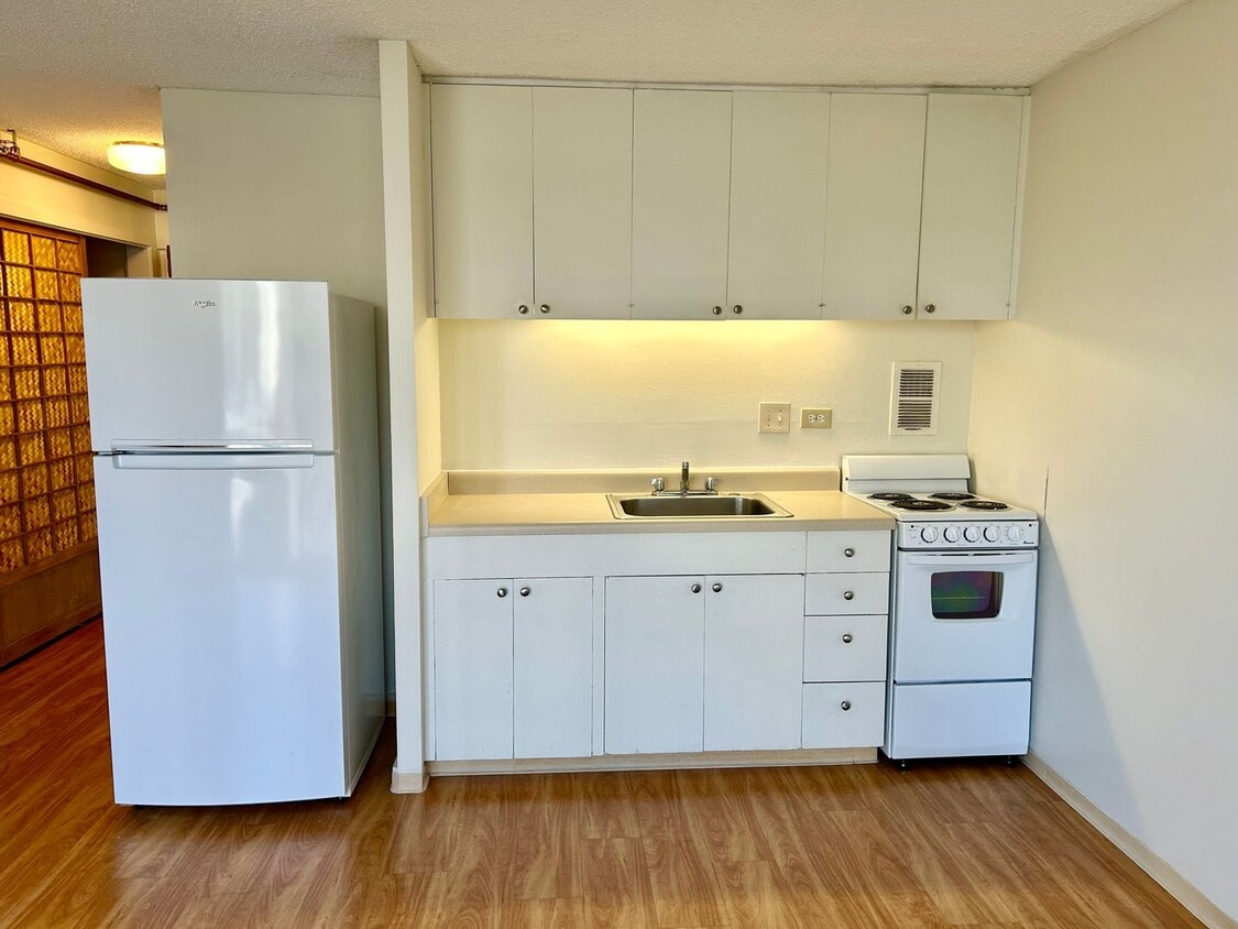 Holiday Manor studio, secured building, laminate wood flooring! - Holiday Manor studio, secured building, laminate wood flooring!
