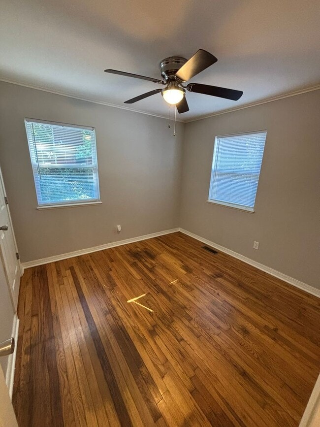 Building Photo - Quaint 2-Bedroom Duplex in Fayetteville!