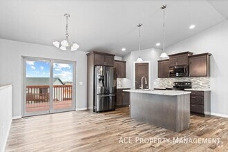 Building Photo - 304 Giants Dr