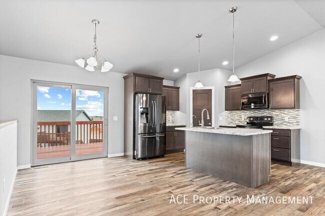 Building Photo - 304 Giants Dr