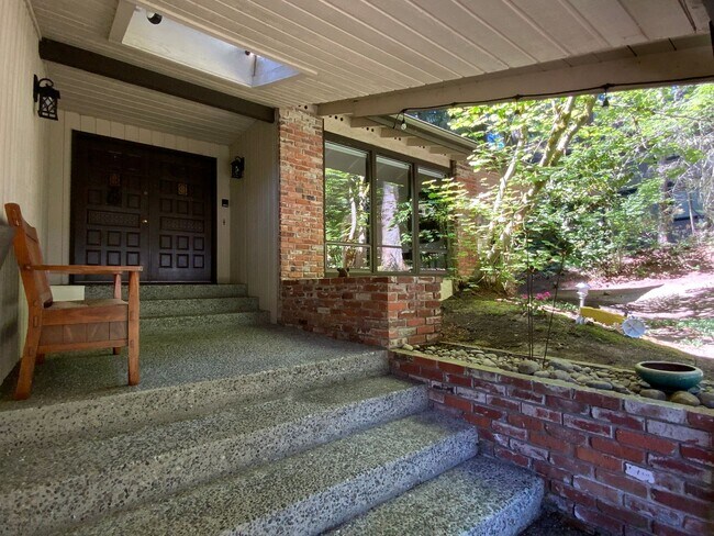 Building Photo - Charming 3BD/3BTH Mill Creek Home Golf Cou...