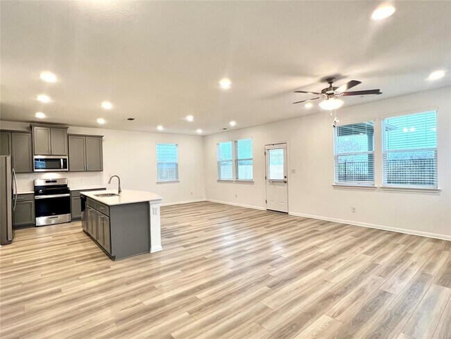 Building Photo - 3200 W College Park Dr