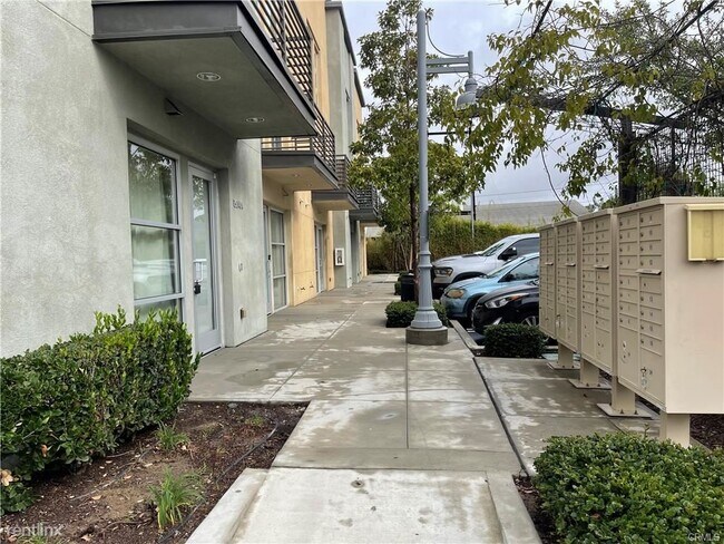 Building Photo - 4 br, 2.5 bath Triplex - 1504 W Artesia Sq...