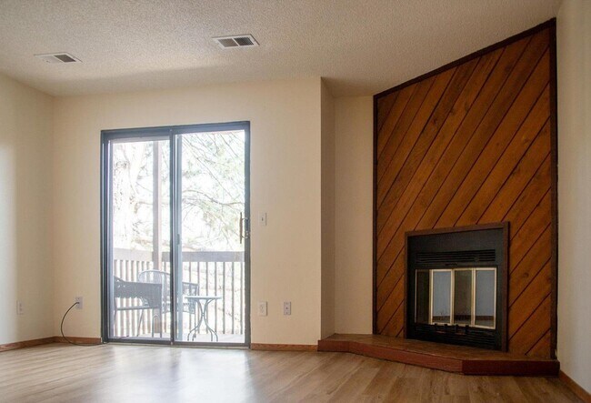Building Photo - Lease pending. Updated 2 Bed, 2 Bath Large...
