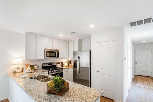 Foto del edificio - Brand New Home + Norman Schools + 3 bedrooms + All Applicances