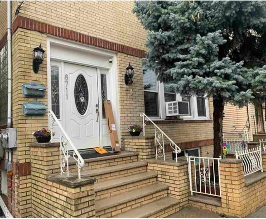 Primary Photo - 8711 2nd Ave