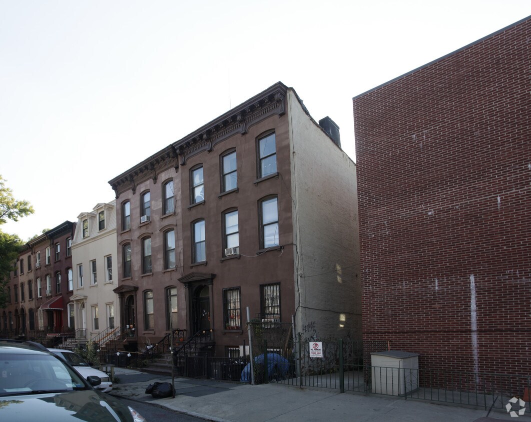 Primary Photo - 6 Monroe St