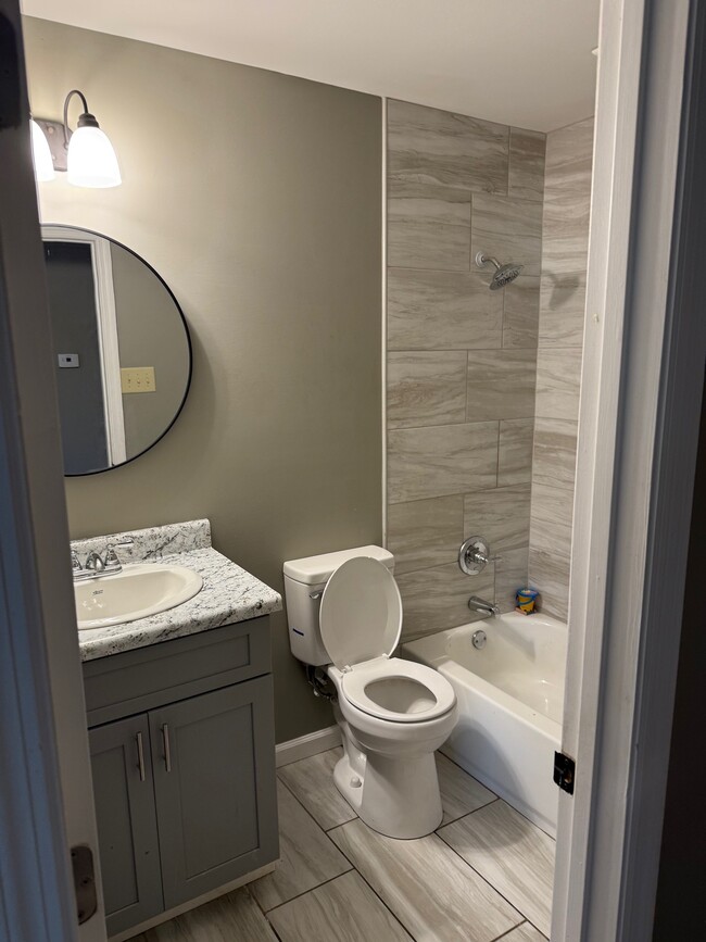 Building Photo - 118 Lake Dr