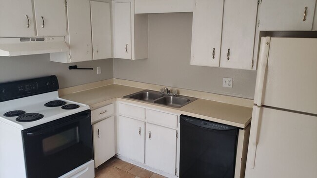 Foto del edificio - 4905-4907 Lake Hill Ct