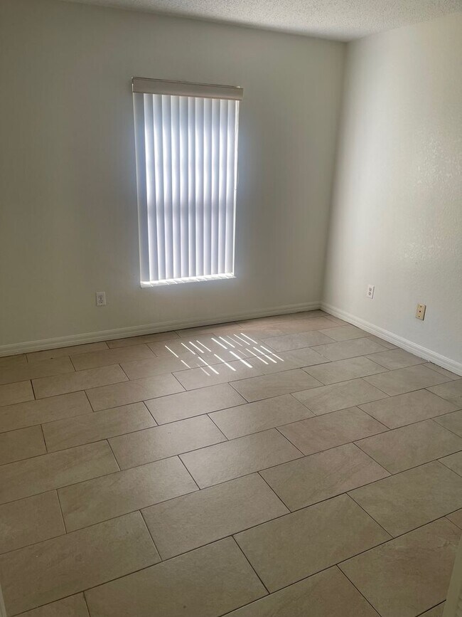 Foto del edificio - 4 Bedroom 2 Bath