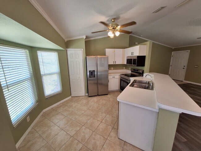 Foto del edificio - "Charming 3-Bed, 2-Bath Retreat on Lychee Court in Punta Gorda – Your Perfect 1,224 Sq Ft Getaway!"
