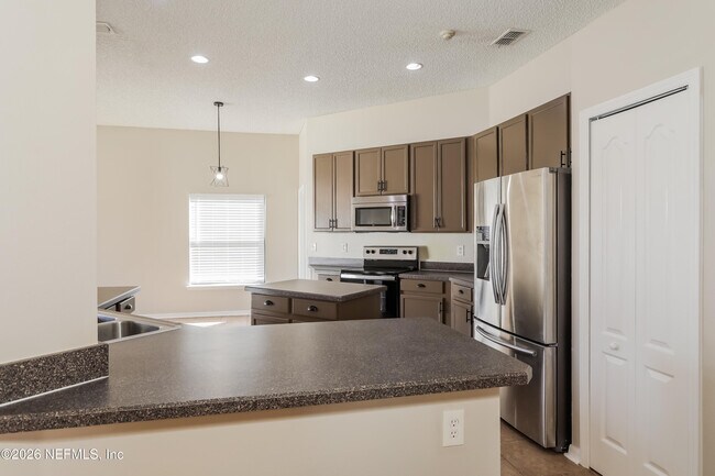 Foto del edificio - 1093 Maple Ln