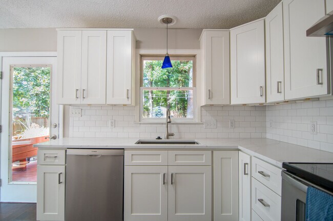 Foto del edificio - 4801 Buttonbush Dr