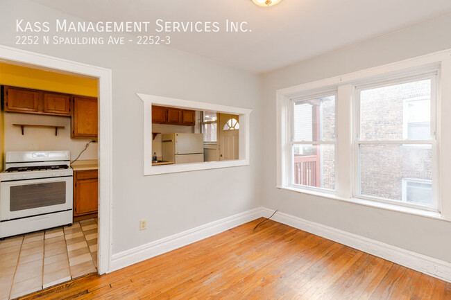 Foto del edificio - HUGE 1BR In Prime Logan Square Location