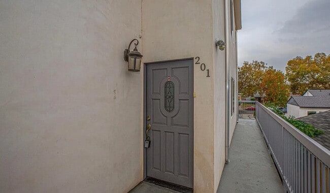 Building Photo - 242 W Linden Ave