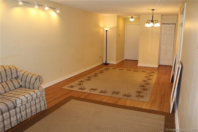 Building Photo - 20 Woodsedge Dr