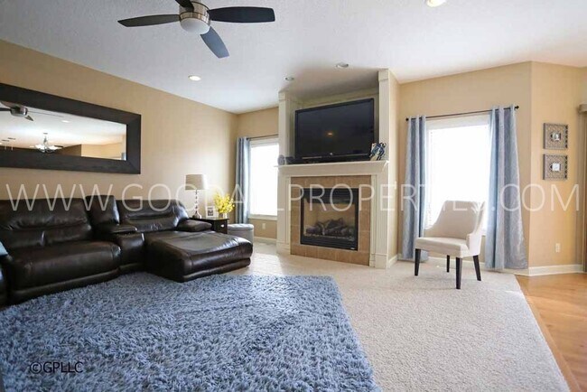 Foto del edificio - Gorgeous 3 Bedroom executive home in a pri...