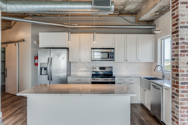 Building Photo - 1001 Belleview St