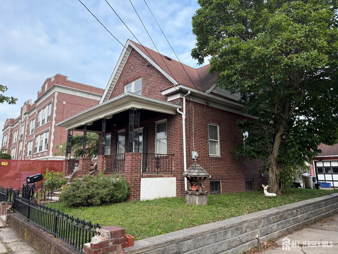 Primary Photo - 90 Pershing Ave