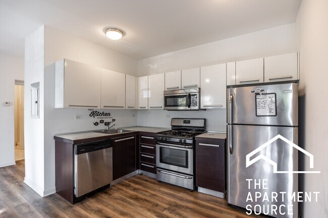 Building Photo - 1545 W Glenlake Ave