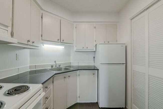 Building Photo - 2285 Rue St Mathieu