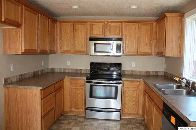 Foto del edificio - 3 bed/2 bath in Clover Ridge with AC, fenc...