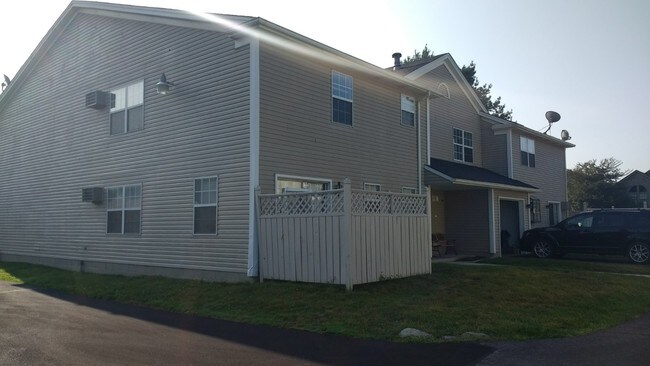 Building Photo - 7456 Huntington Dr