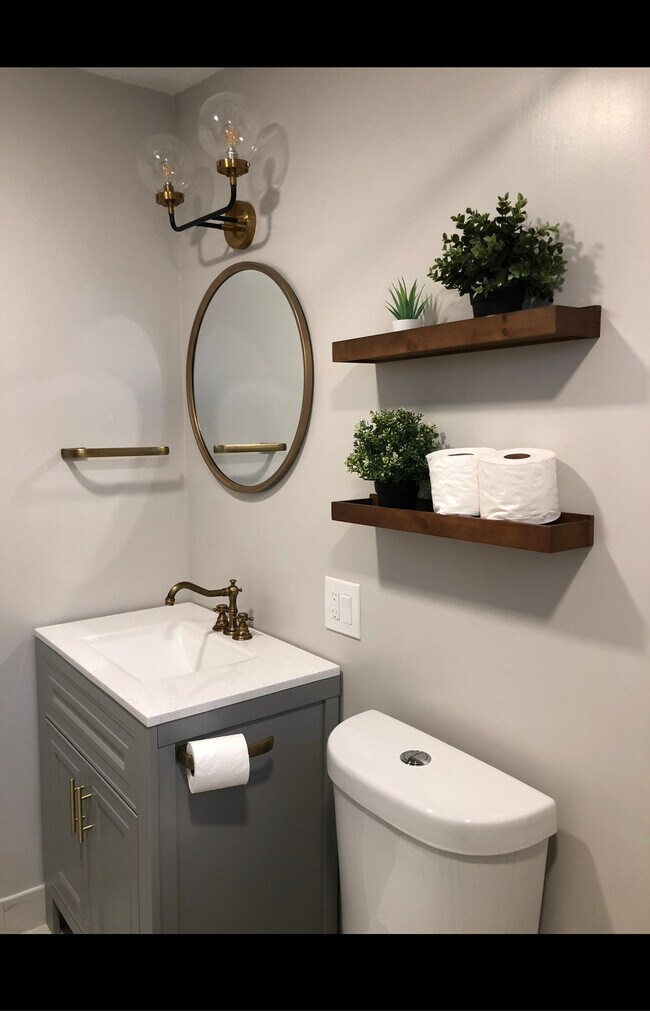 Accesorios cepillados de buena calidad en todas partes / moderno y recientemente renovado - 2661 Newell St