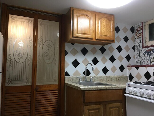 Foto del edificio - 427 E 3rd St