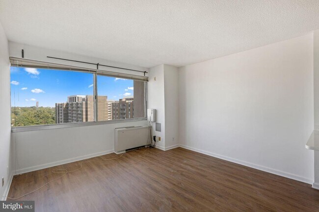Foto del edificio - 5500 Friendship Blvd