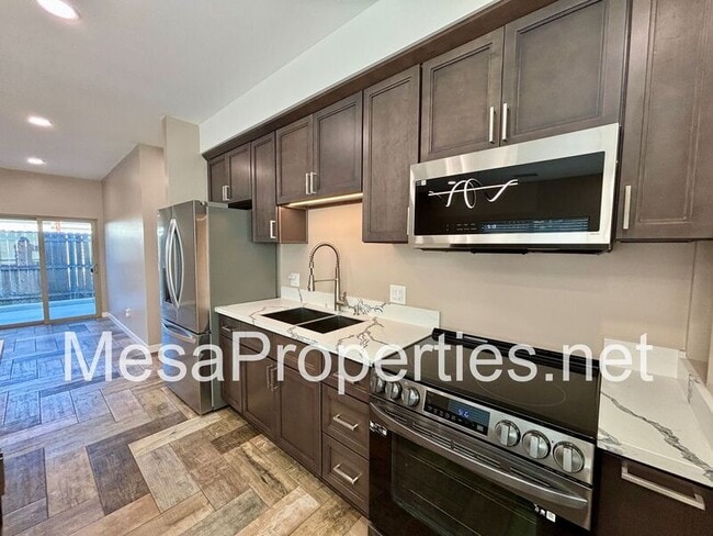 Foto del edificio - 8147 Grove Ave