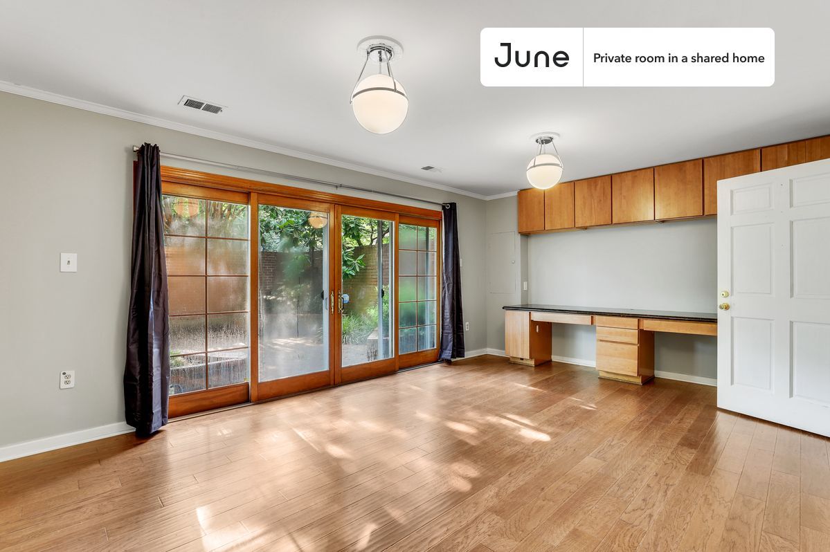 Foto principal - Room in Shared 7 bed/4 bath home