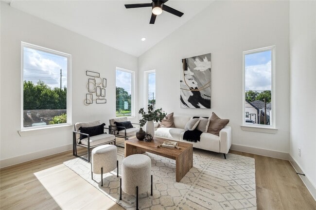 Building Photo - 413 Clearwater St