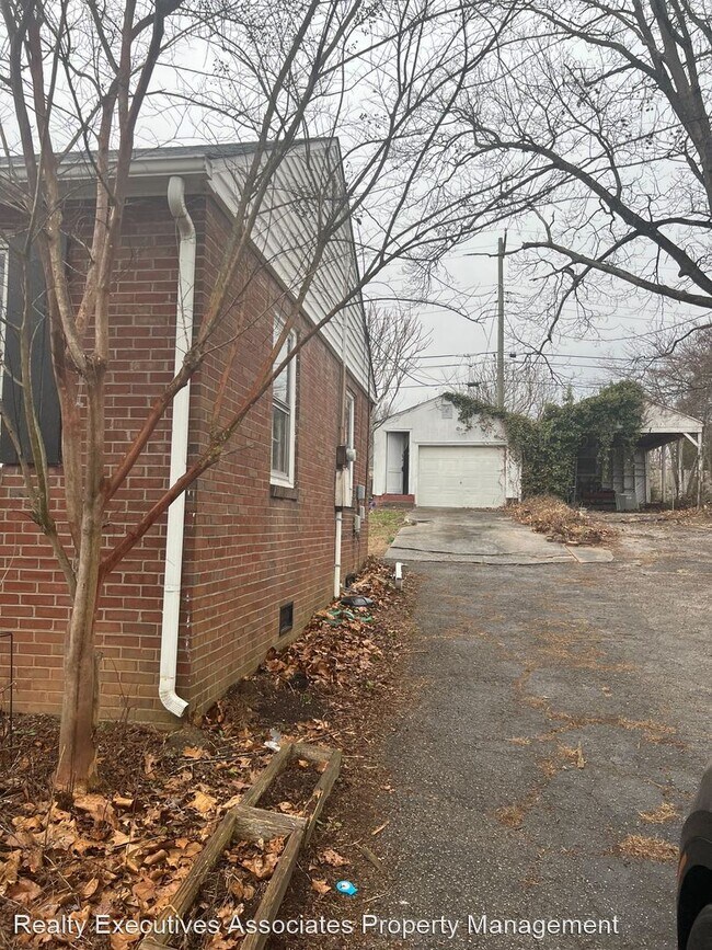 Building Photo - 2 br, 1 bath House - 719 East Emerald Ave