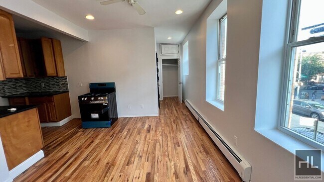 Foto del edificio - 2BR 1BA Pre-War In Crown Heights