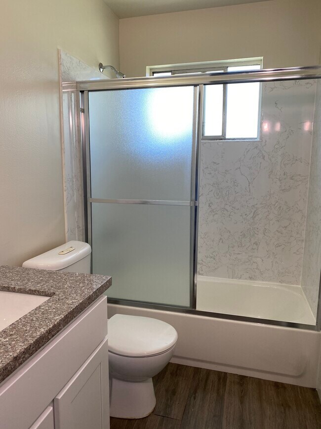 Baño remodelado - 258 Pamela Dr