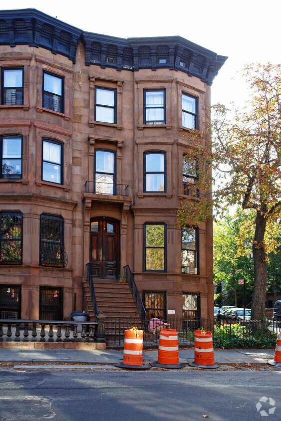 Building Photo - 19 7th Ave