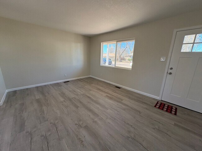 Foto del edificio - 2 Bed 1 Bath Home in Security!