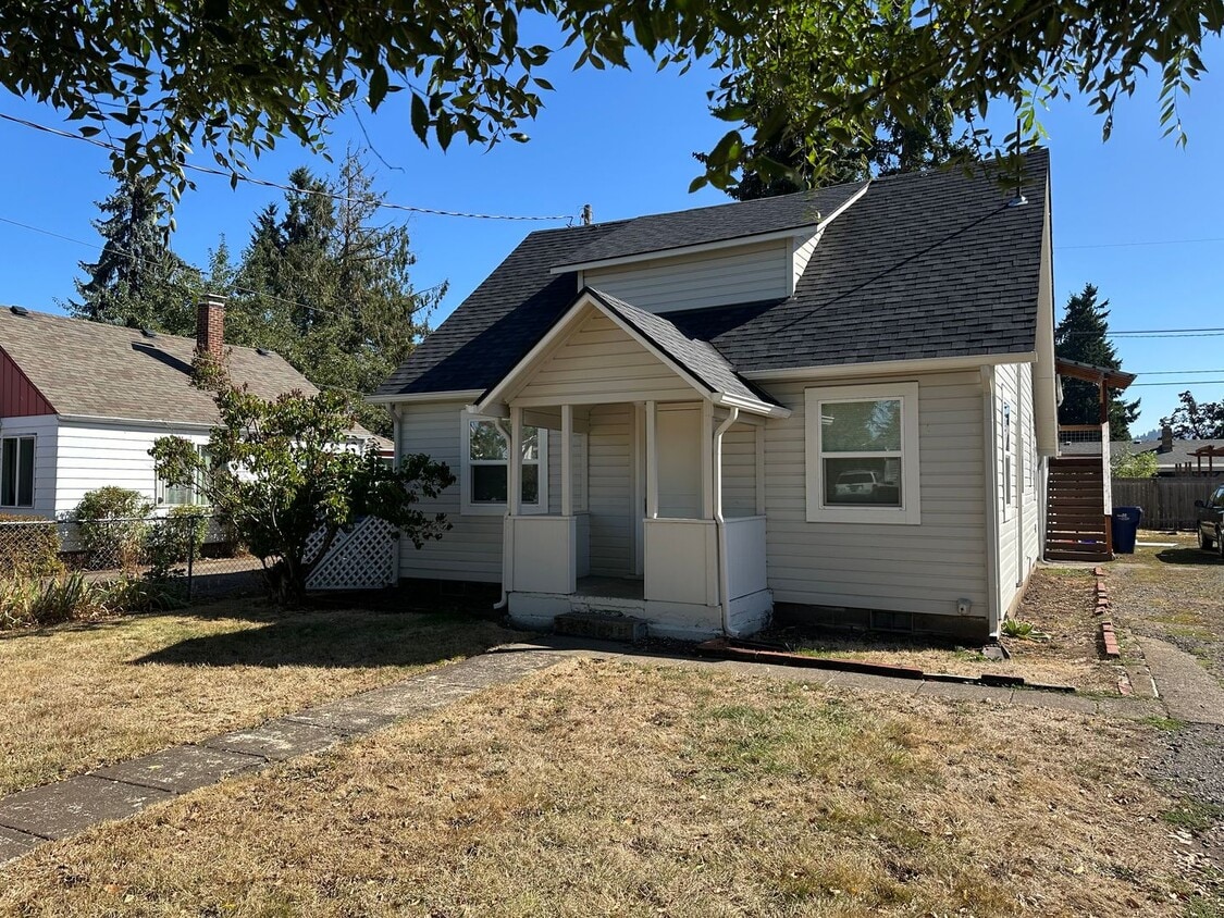 Primary Photo - Updated 3 bedroom 1 bathroom house! MOVE I...