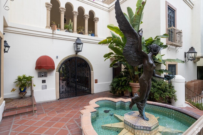 Estatua de la fuente - ISO - Isola Bella Townhomes