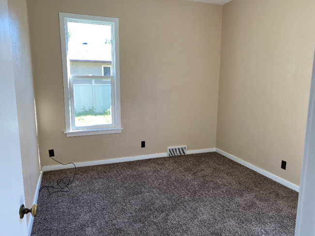 Building Photo - 458 3rd St NE