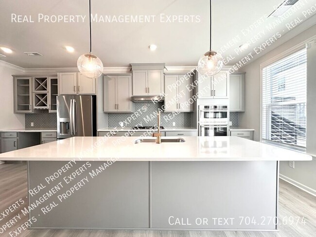 Building Photo - Stunning New Construction Townhouse in Cha...