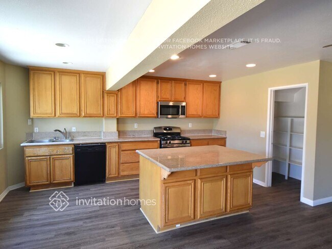 Foto del edificio - 2642 N Maple Ave