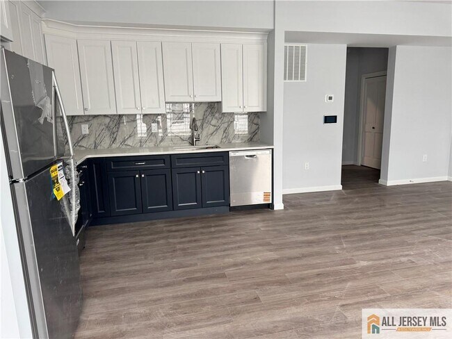 Building Photo - 617 Lincoln Blvd