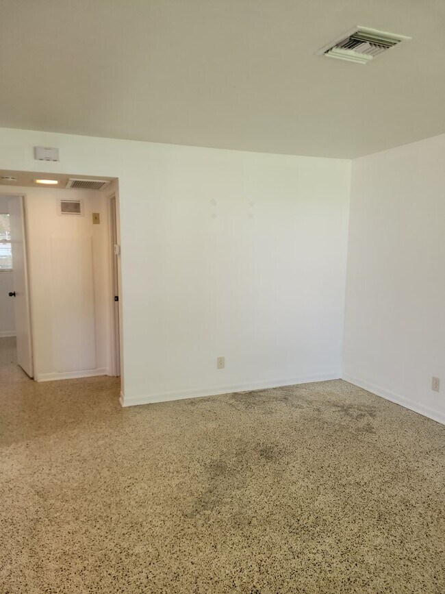 Foto del edificio - 2/1 DUPLEX LOCATED IN LEESBURG