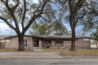 Building Photo - 16 Larkwood Ln