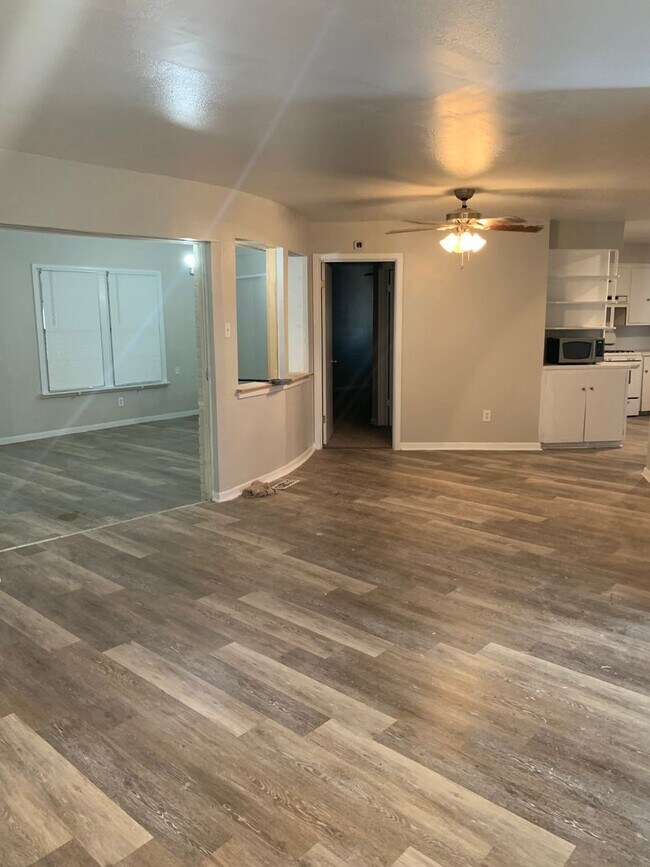 Building Photo - Unique 4 Bedroom Home!